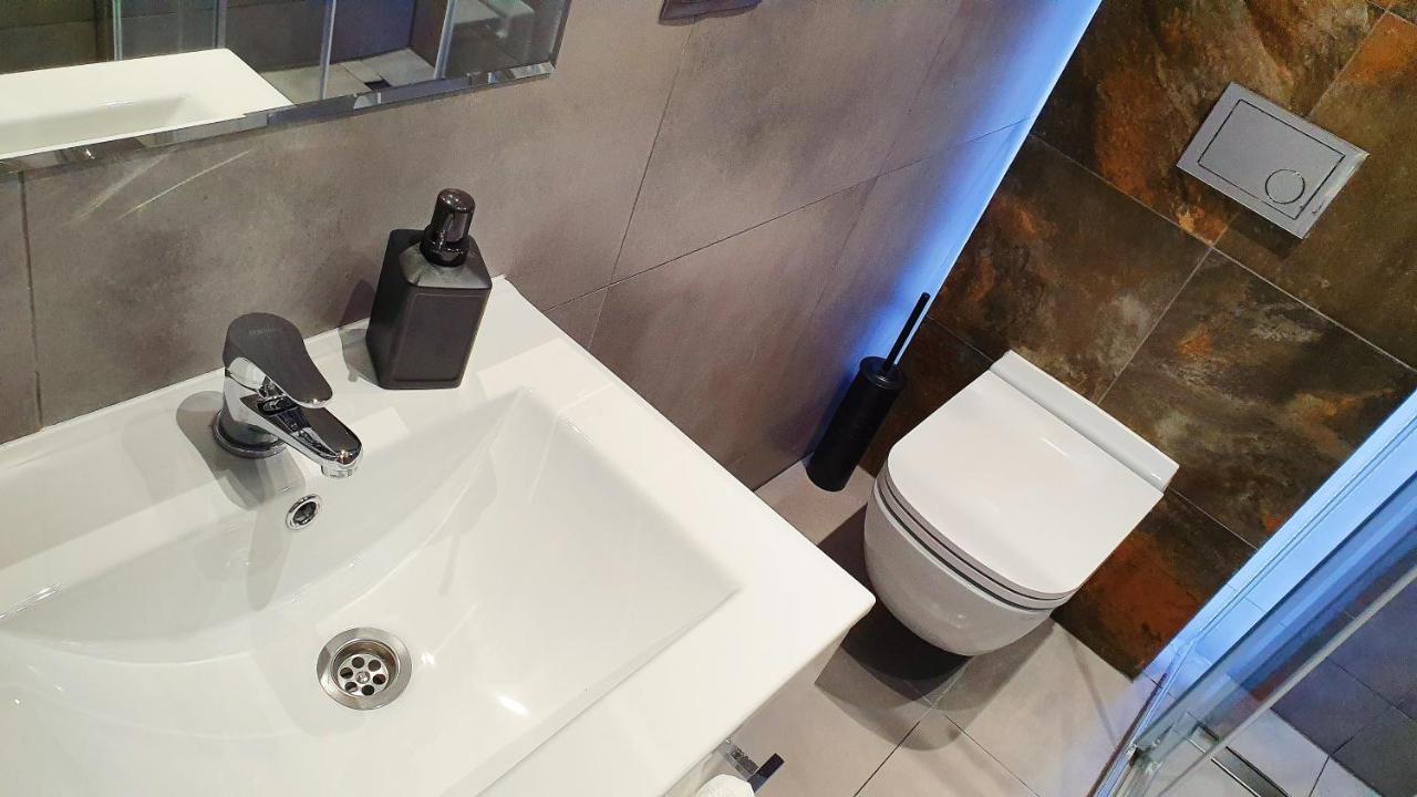 קטוביץ Modern Apartment In The City Center מראה חיצוני תמונה
